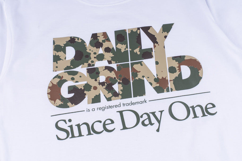 DAILY GRIND MAIN COVER TSHIRT WHITE/CAMOU